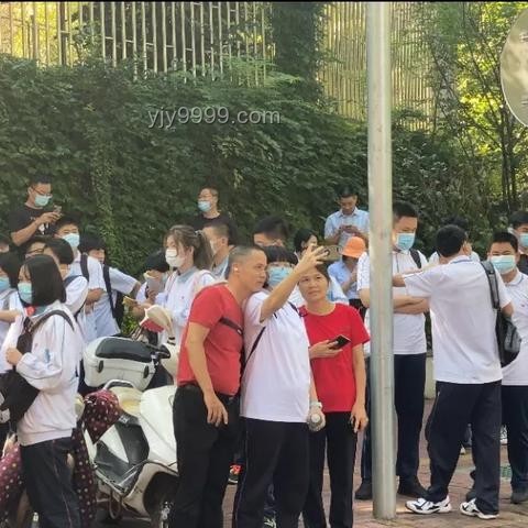 高考考场外全国统一暖心动作指南